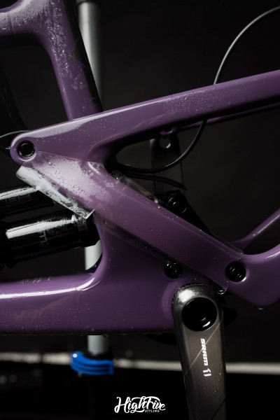 Proces oklejania roweru